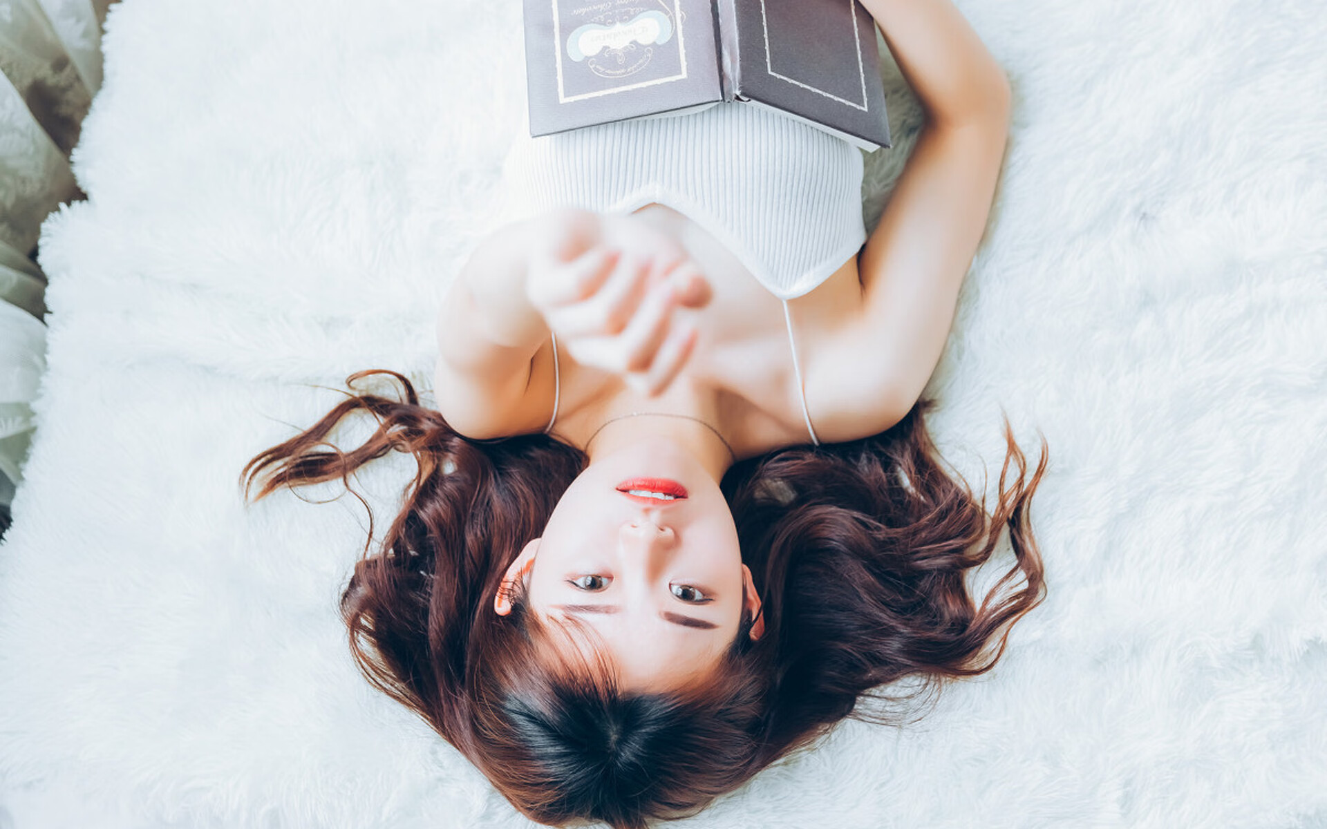 霓虹绿下的红魔，当尼日利亚少年在梦剧场完成弑神